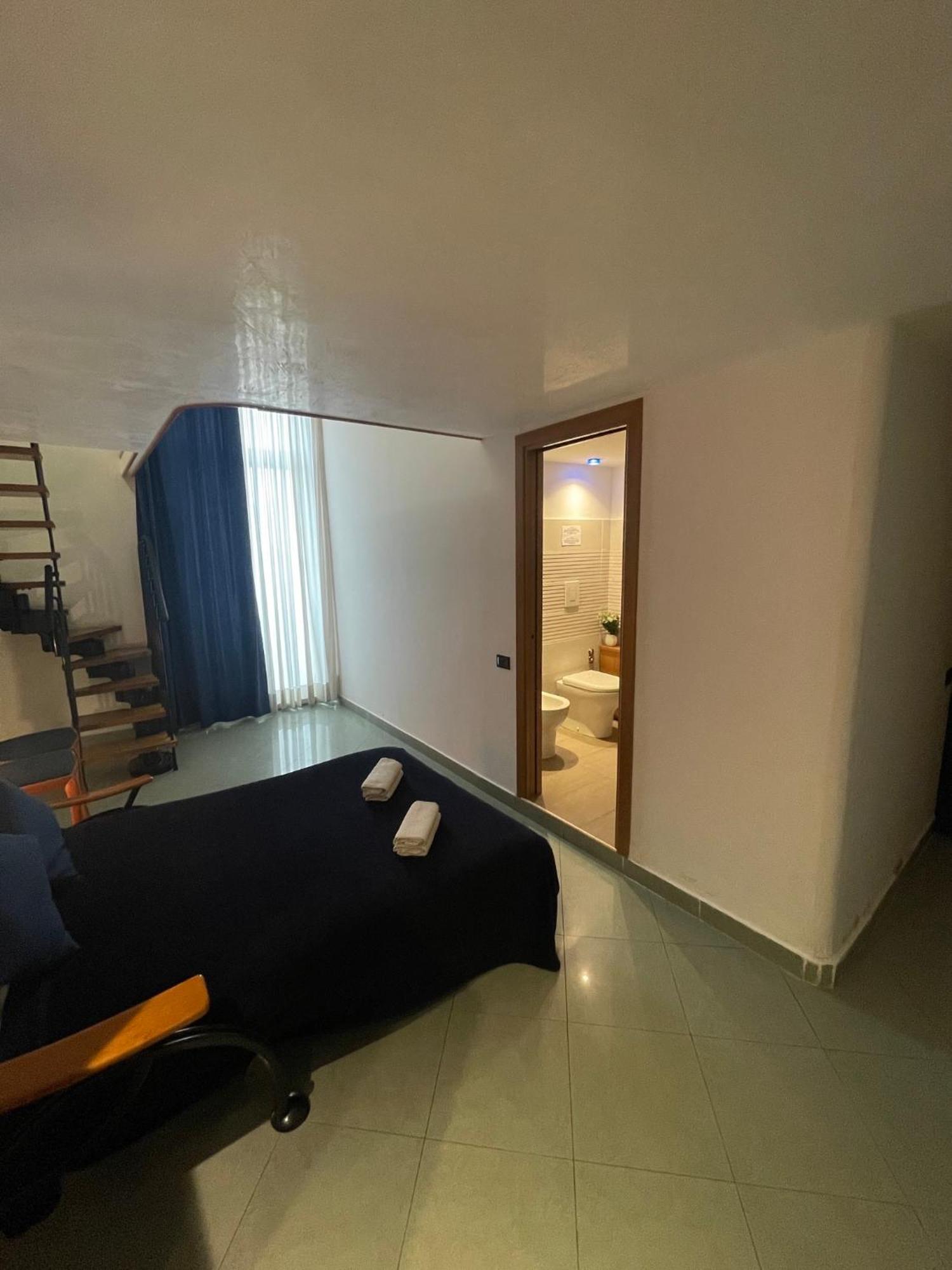 Lanova21 Bed & Breakfast เนเปิลส์ ภายนอก รูปภาพ