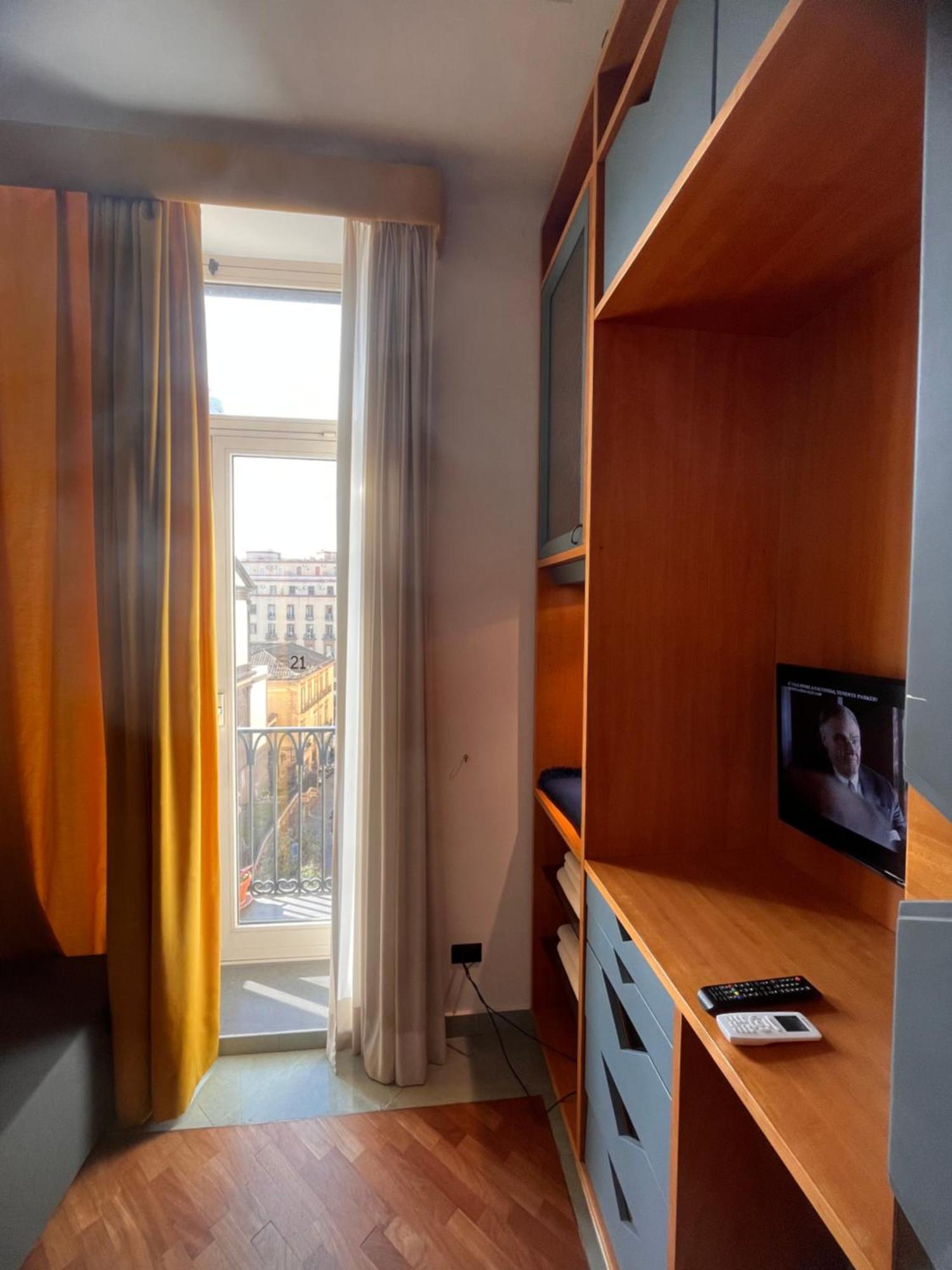Lanova21 Bed & Breakfast เนเปิลส์ ภายนอก รูปภาพ